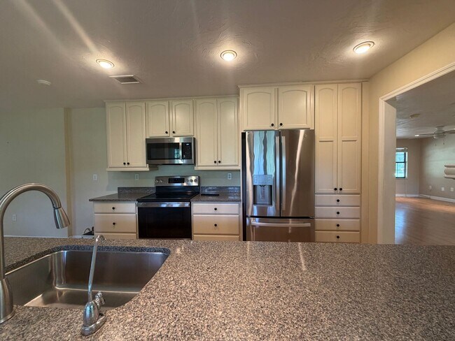 Building Photo - Windward Meadows 3BR/2BA on 1 Acre with Fenced Yard