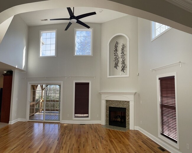 Building Photo - Spacious home with tons of upgrades! 4 Bedrooms/3.5 bathrooms