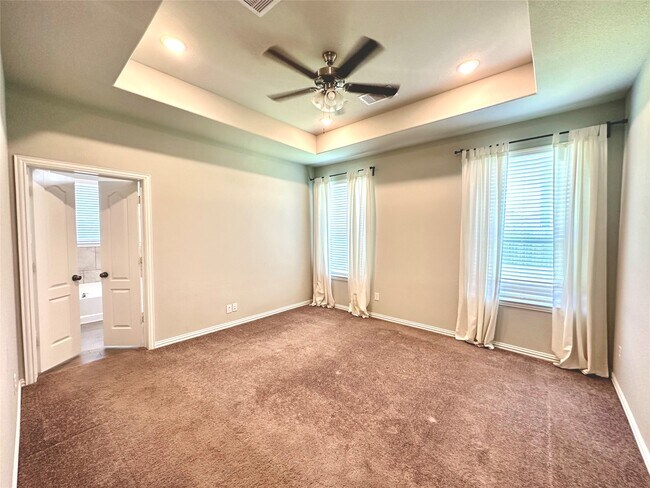 Building Photo - 8319 Divot Trce