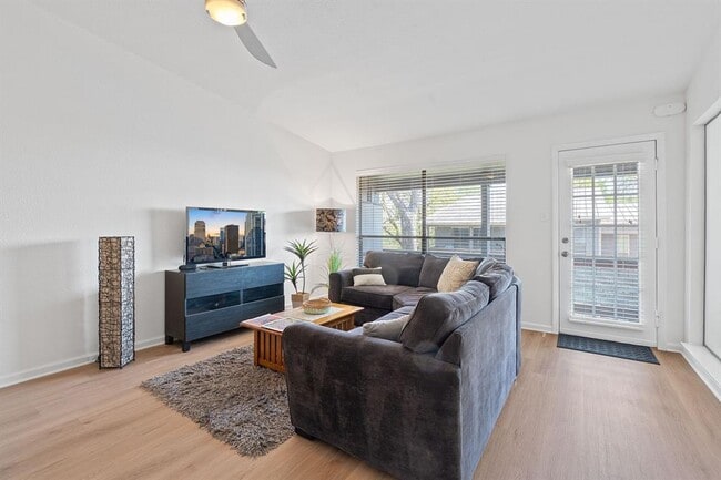 Building Photo - 1101 Hollow Creek Dr