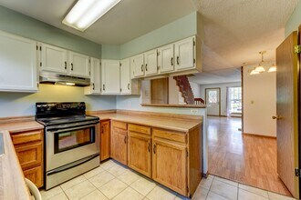 Building Photo - Beautiful 2 bed 2 bath townhome with carport in desirable Hearthwood Neighborhood With Pool!!