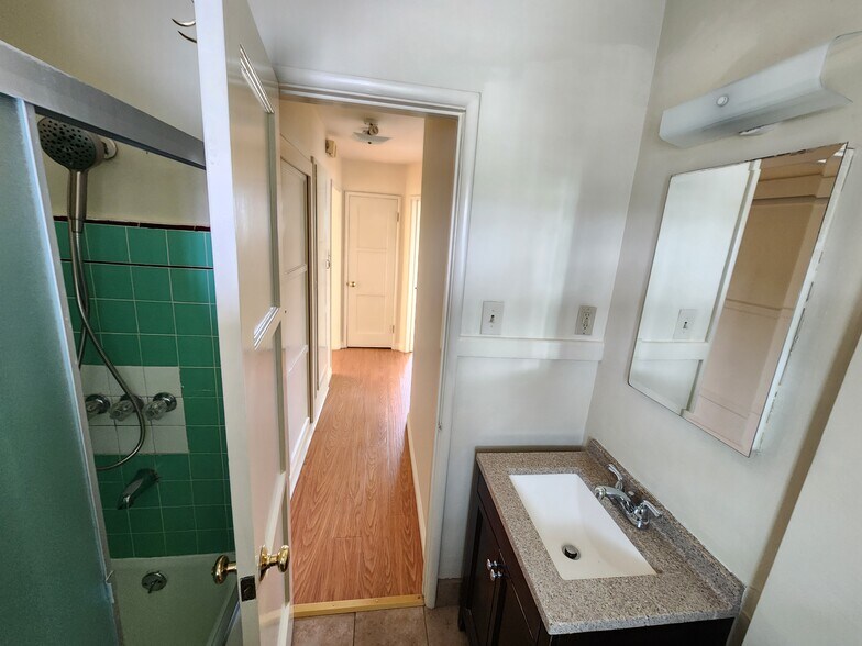 Building Photo - 5264 Cahuenga Blvd