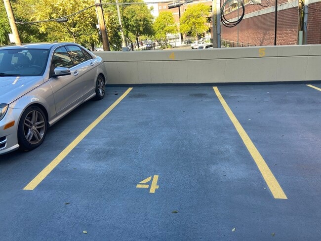 Building Photo - 1250 W Van Buren St