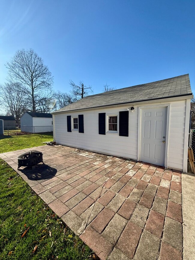 Building Photo - 3 Bedroom Home Near Parchment