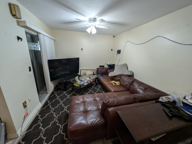 Building Photo - 557 Wilkie St
