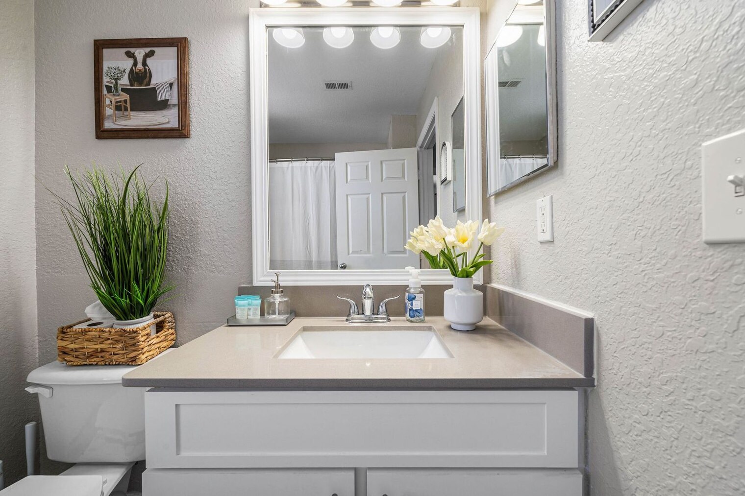 Building Photo - 10056 Montague St