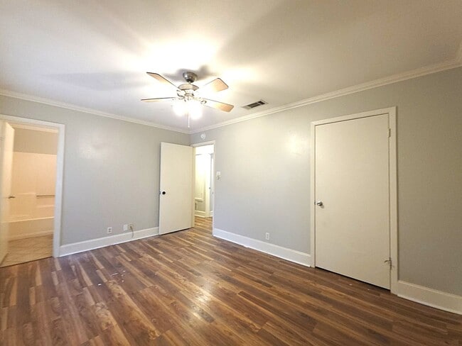 Building Photo - 308 Lakeview St