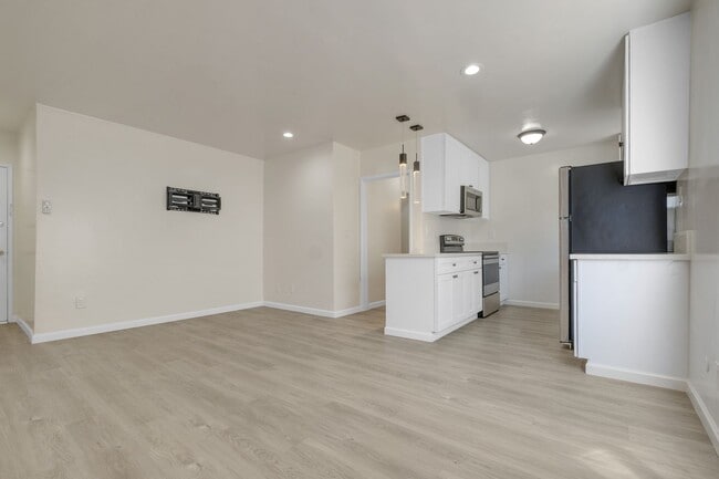 Building Photo - Spacious 1 Bedroom Apartments with Parking - Noho Arts District