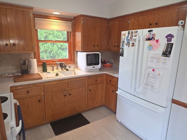 Building Photo - Updated 3 bedroom Racine ranch