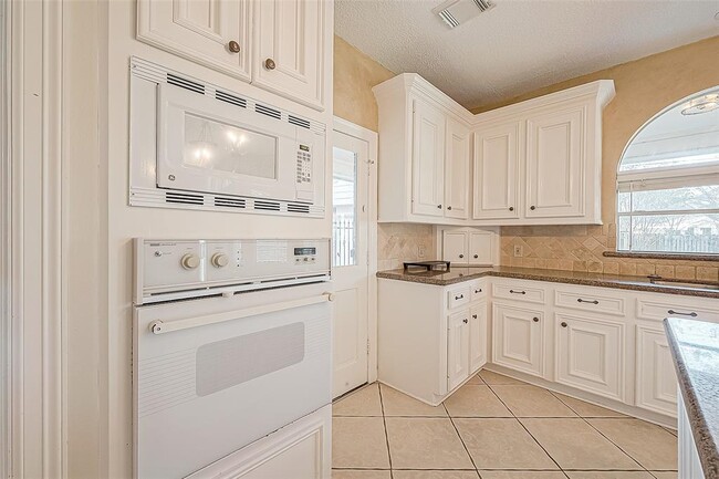 Building Photo - 13135 Finch Brook Dr