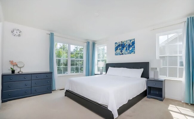 Building Photo - Spacious End-Unit Townhome for Rent in Mer...