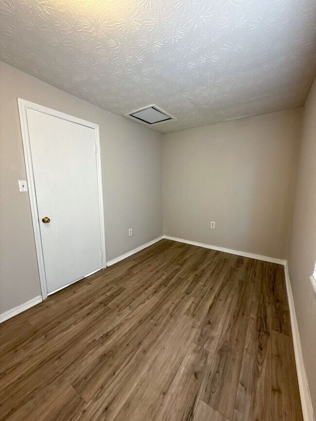 Building Photo - Charming & Newly Refreshed 3-Bedroom Ranch — Move-In Ready!