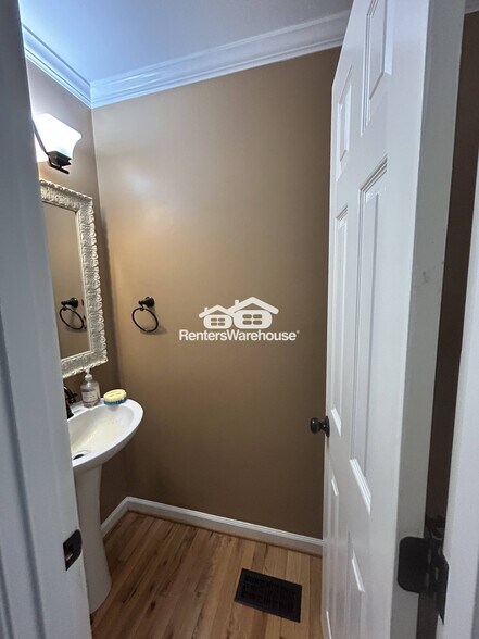 Building Photo - 2501 Crestwood Cir