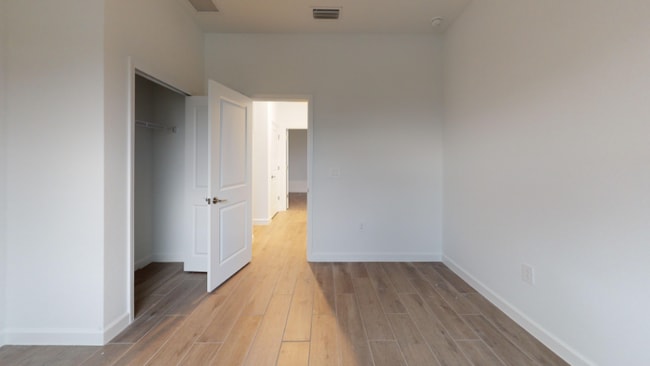 Building Photo - 7913 Lakes Edge Ln