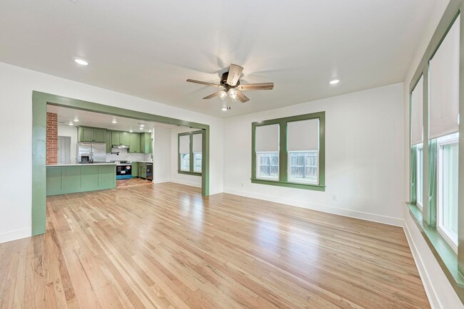 Building Photo - Stunning 3/2.5 with Office in West Lampasas