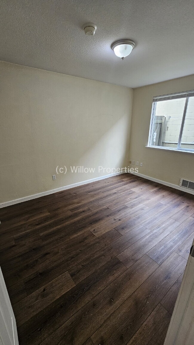 Building Photo - Two Bedroom in Tacoma