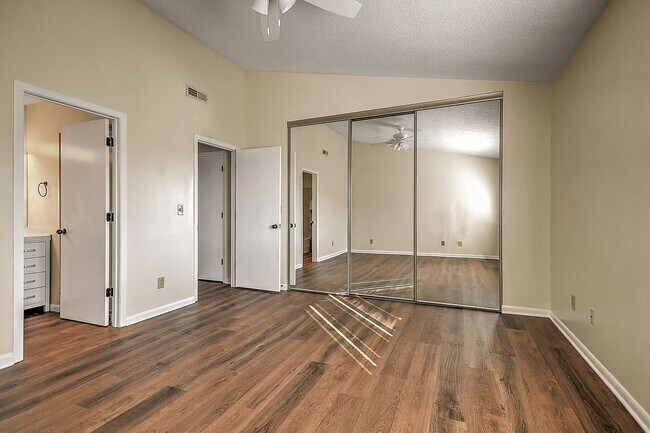 Building Photo - 501 Manor Dr