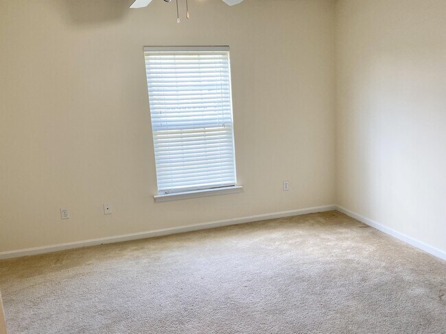 Building Photo - 19 Saluda Way