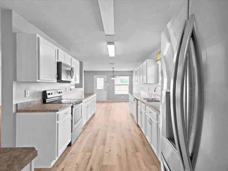 Building Photo - 13287 Fowler Dr