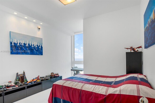 Building Photo - 16001 Collins Ave