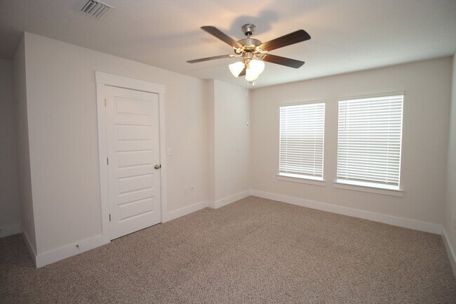 Building Photo - Don’t Miss This 3BR Townhome in North Pensacola — Garage, Modern Finishes, Community Pool & Easy ...