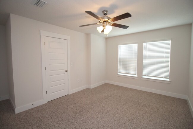 Building Photo - Limited Time! $250 Off — 3BR, 2.5BA Townho...
