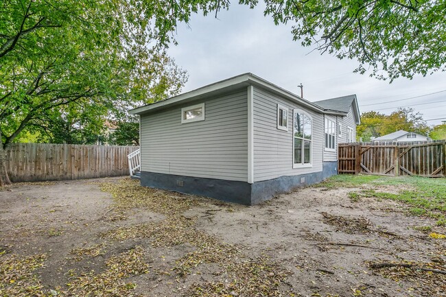 Building Photo - CHARMING 3-BEDROOM IN DENVER HEIGHTS