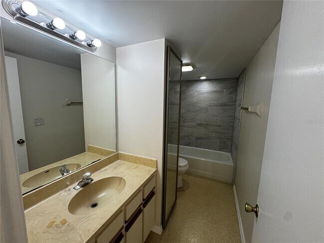 Building Photo - 2902 Ash Dr