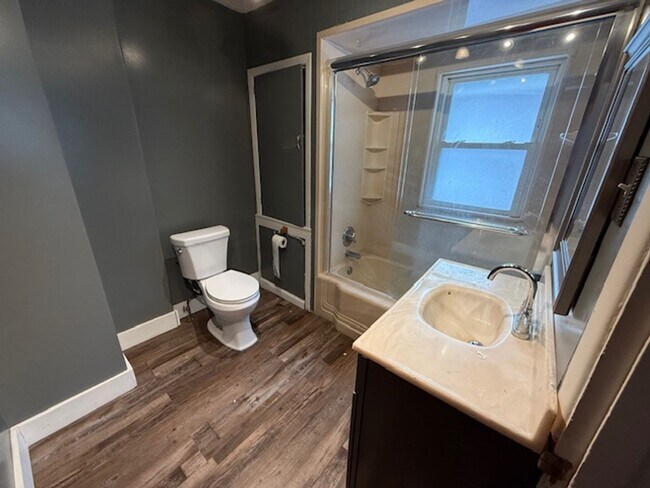 Building Photo - 605 N 6th St