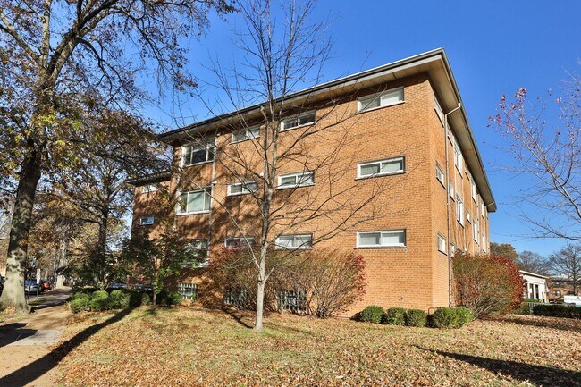Primary Photo - 7055 Hampton Ave