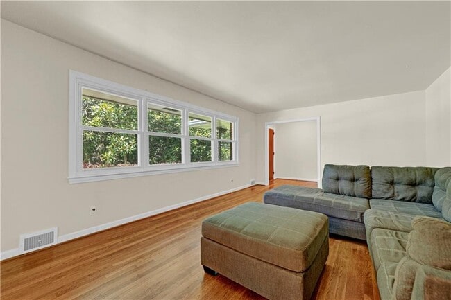 Building Photo - 2127 Desmond Dr