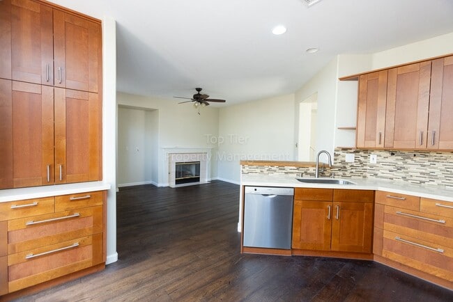 Building Photo - Beautiful home in Sunset Glen with 4 bedrooms 2.5 bath, 1726 Sq Ft available NOW