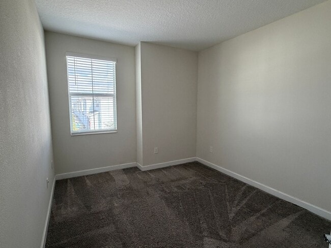 Building Photo - 3 bed 2.5 bath Townhouse in Storey Lake