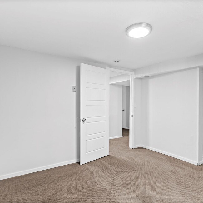 Building Photo - Salt Lake 5 Bedroom Home