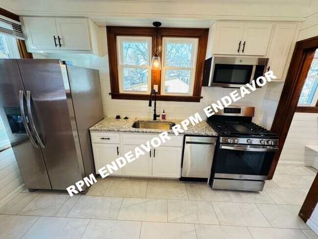 Building Photo - Downtown St. Charles 4BR Home | Walk to Main Street | Garage + Yard