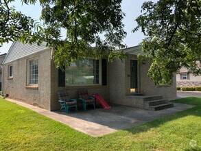 Building Photo - "Bright and Spacious 4-Bed Townhouse in Pr...