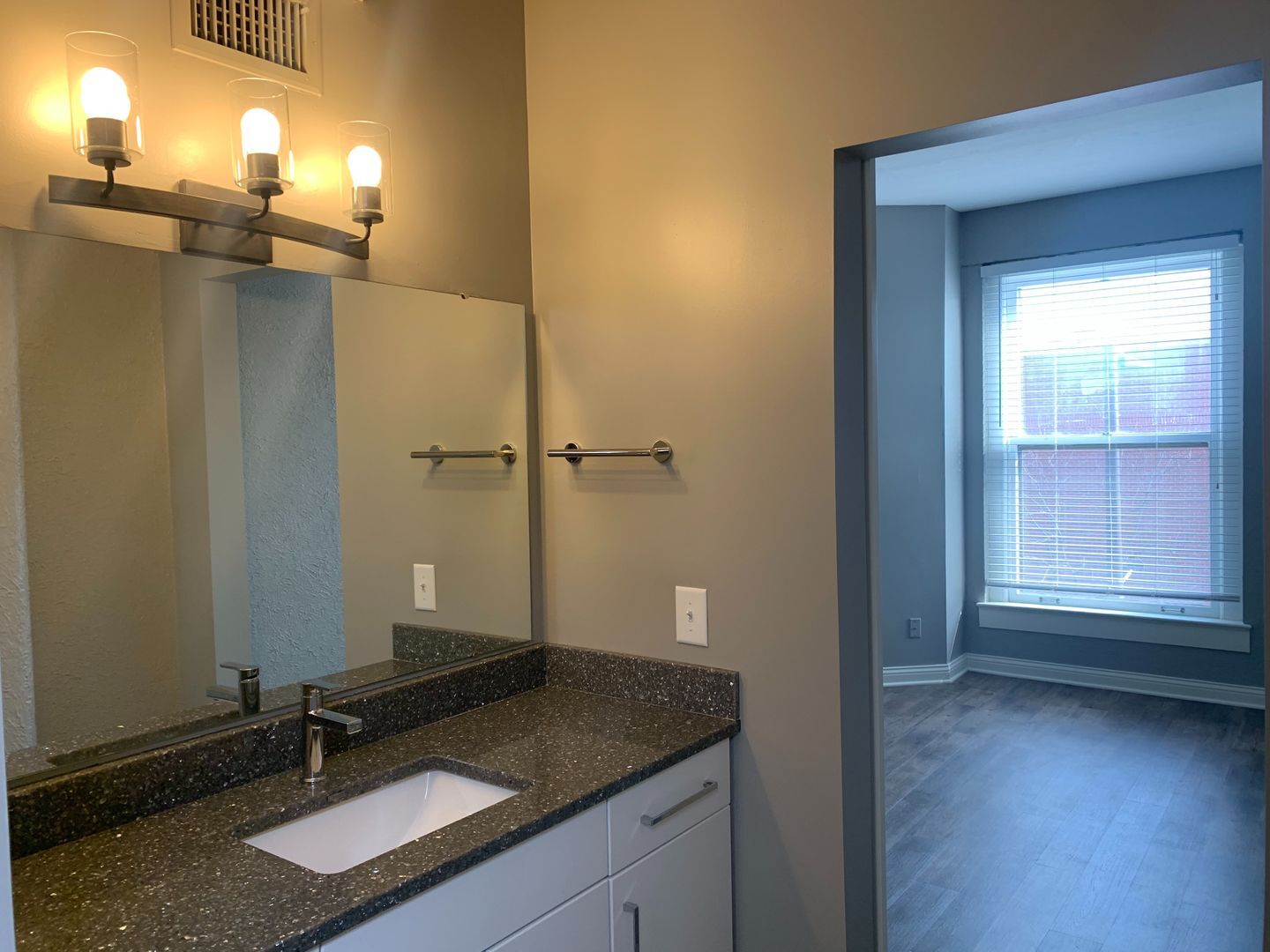 Building Photo - 112 W Washington Blvd