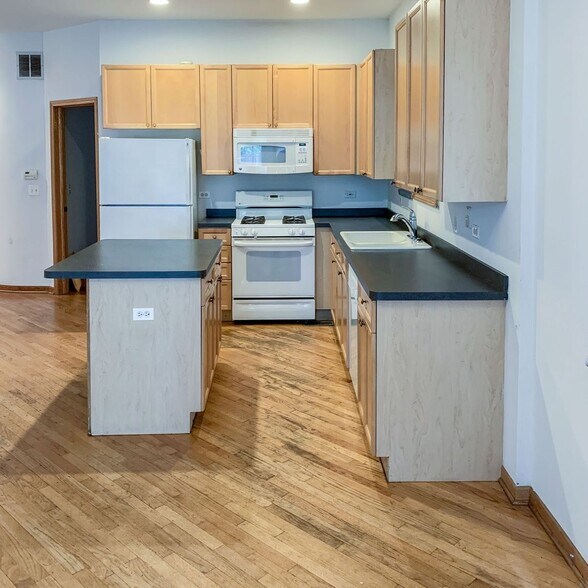 Building Photo - 2733 N Wayne Ave
