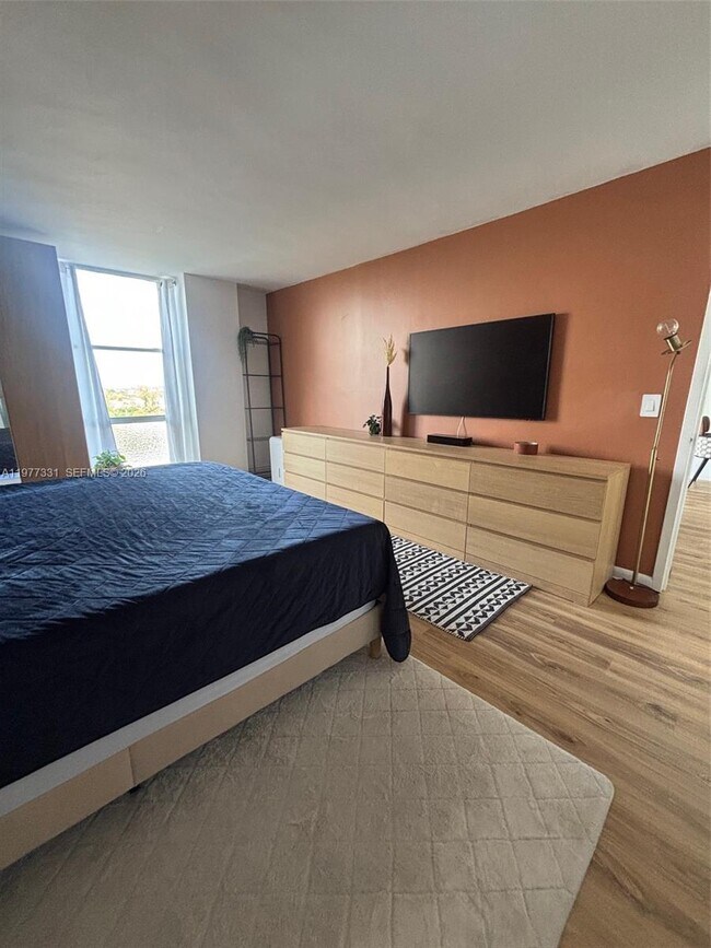 Building Photo - 2350 NE 135th St