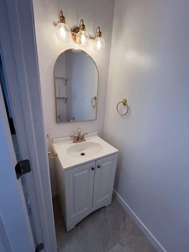 Building Photo - 3 bed 1.5 bath 2 story condo in Park Place...