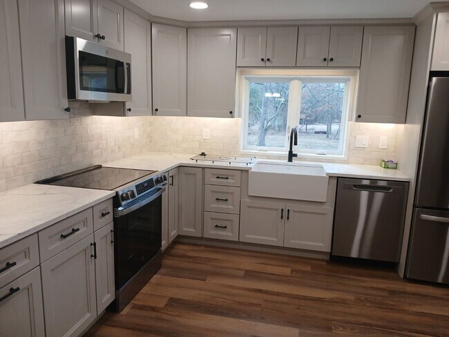 Building Photo - SPACIOUS RENOVATED FARMHOUSE AVAIL. FOR RENT!