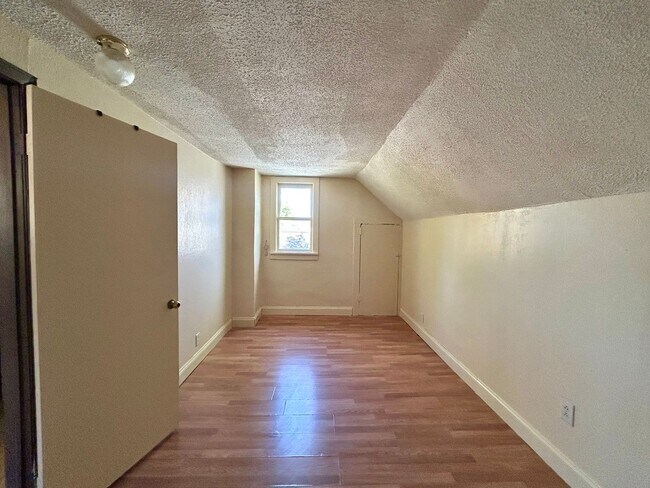 Building Photo - 654 E Isabella Ave