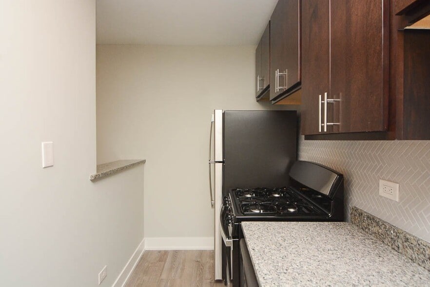 Building Photo - 755 W Cornelia Ave