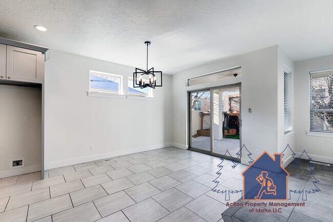 Building Photo - 2539 Bottle Brush Ave