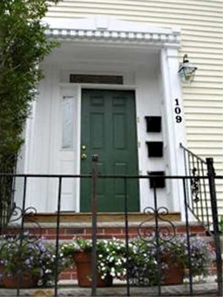 Building Photo - 109 Heath St