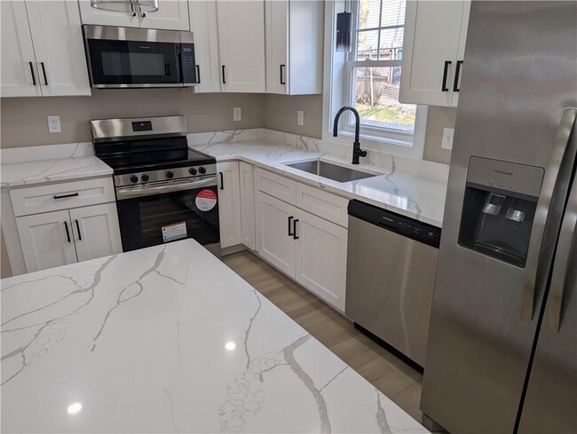 Building Photo - 56 Diamond St