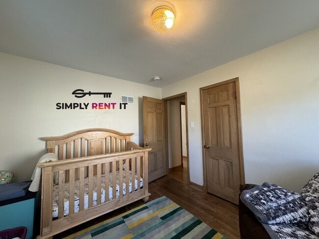 Building Photo - 3 Bedroom Downtown, Ames with Hardwood Floors