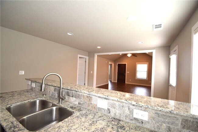 Building Photo - 710 SW Willowpoint Rd