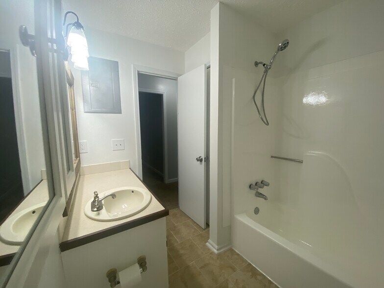 Building Photo - 195 N Etowah Dr