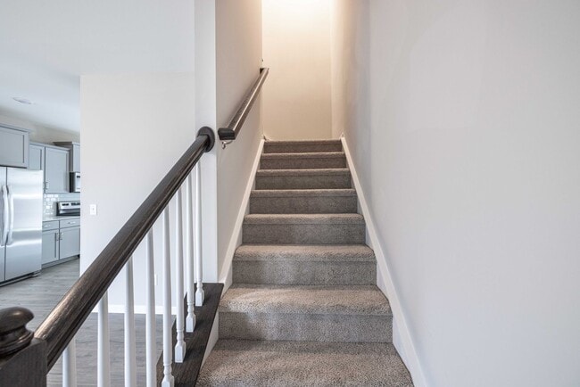 Building Photo - BEAUTIFUL 3BD/2.5BTH Townhome - MALLARD CREEK - AVAILABLE MAY/JUNE 2026